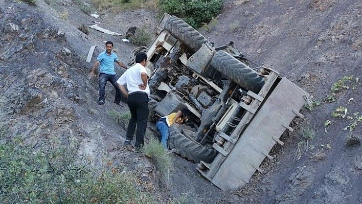 Freni patlayan iş makinesi uçurumdan uçtu: 1 ölü