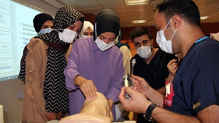 FÜ Hastanesinde göreve yeni başlayan sağlık çalışanlarına CPR eğitimi verildi