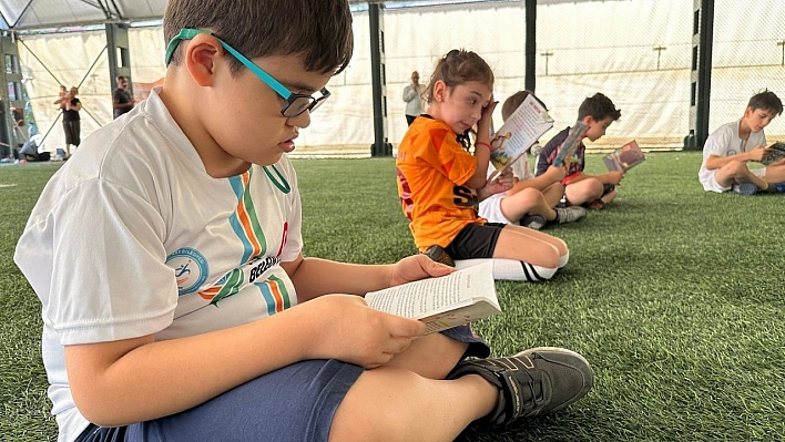 Futbol kursunda kitap okuma etkinliği