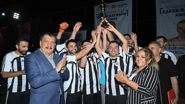 Futbol turnuvasında kupa İnönü Üniversitesi'nin