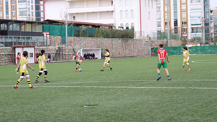 Futbol yarı final heyecanı Elazığ'da yaşandı
