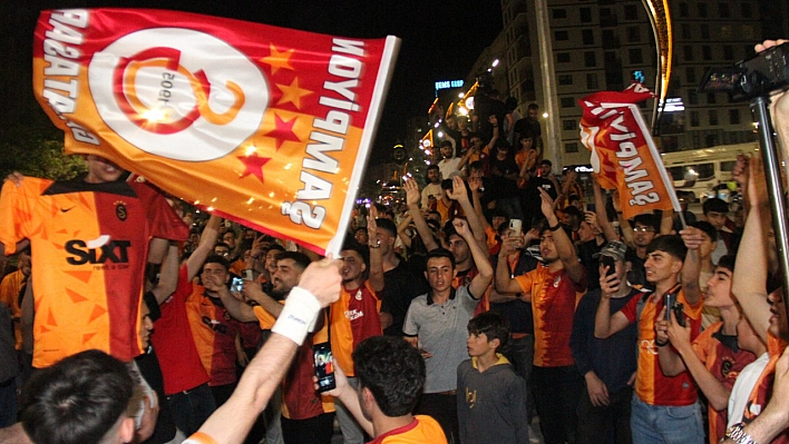 Galatasaraylı taraftarların derbi ve şampiyonluk kutlaması