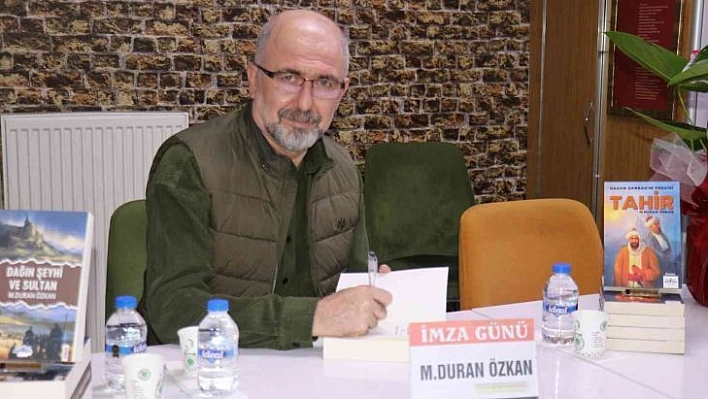 Gazeteci -Yazar Özkan, ikinci kitabının imza gününde kitapseverlerle buluştu