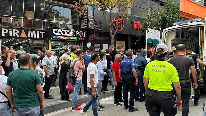 Gazi Caddesi'nde Bıçaklı Kavga!