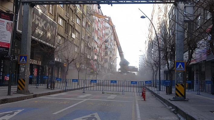 Gazi Caddesi'nde yıkım işlemleri başladı