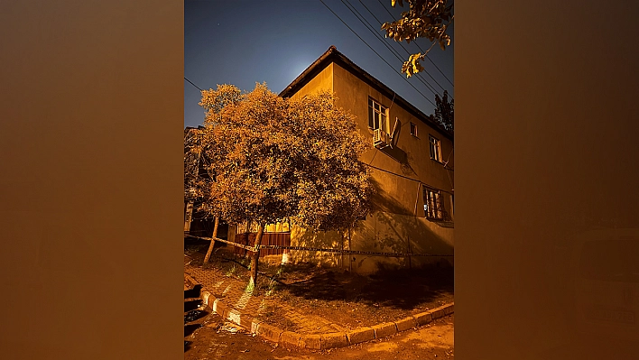 Gebze'de çatlak ve kayma tespit edilen 2 katlı bina tahliye edildi