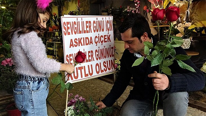 Gençken Sevdiğine Hediye Alamayan Çiçekçiden 'Askıda Çiçek' Kampanyası