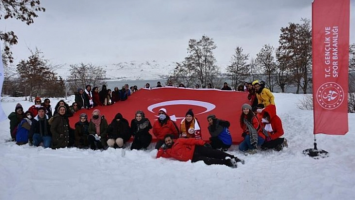 Gençler Hazarbaba Kayak Merkezi'nde doyasıya eğlendi