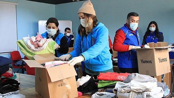 Gençler 'Kardeşlik Üşümesin' dedi, topladıkları kıyafetleri İdlib'e gönderdi