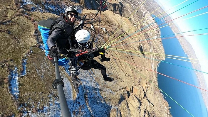 Göl manzarası eşliğinde Hazarbaba Dağı'nda yamaç paraşütü keyfi