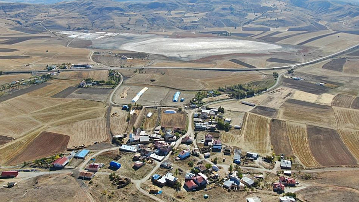 Gölde adeta bir damla su kalmadı, köy sakini nedenini bakın neye bağladı