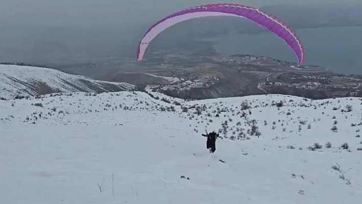 Gölün eşsiz manzarasına bir de yukarıdan baktı