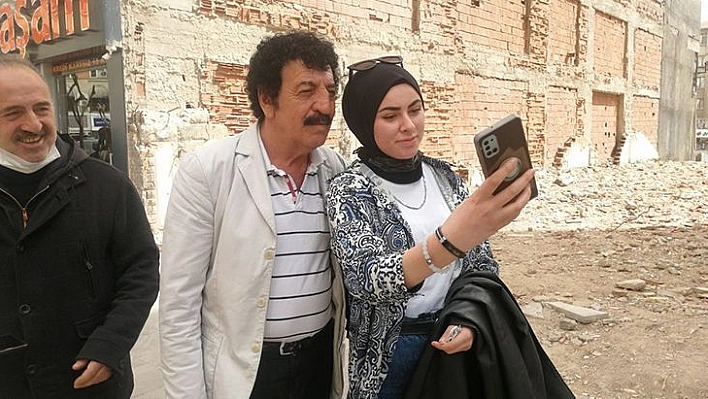 Görenler Şoke Oldu, 'Müslüm Gürses' Elazığ Sokaklarını Turladı