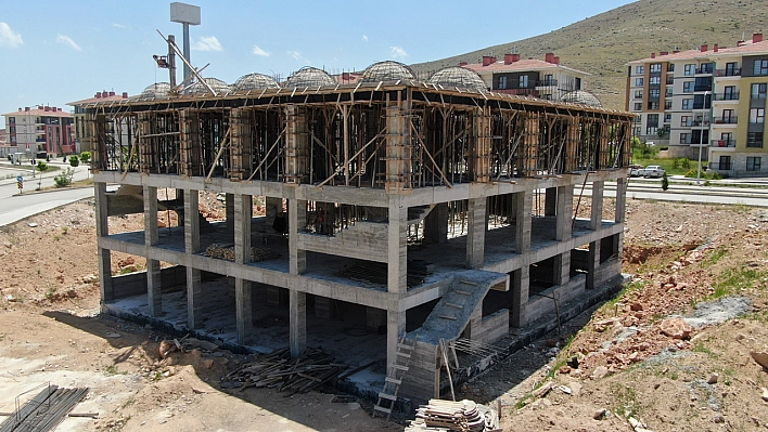 Güneykent'teki Caminin  Yapımı Yarıda Kaldı