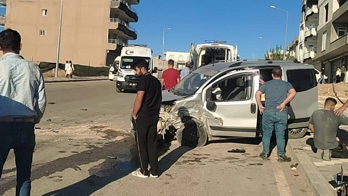 Hafif ticari araç ile otomobil çarpıştı: 4 yaralı