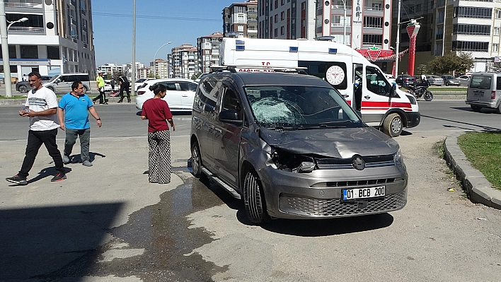 Hafif ticari aracın çarptığı anne ve 2 çocuğu ağır yaralandı