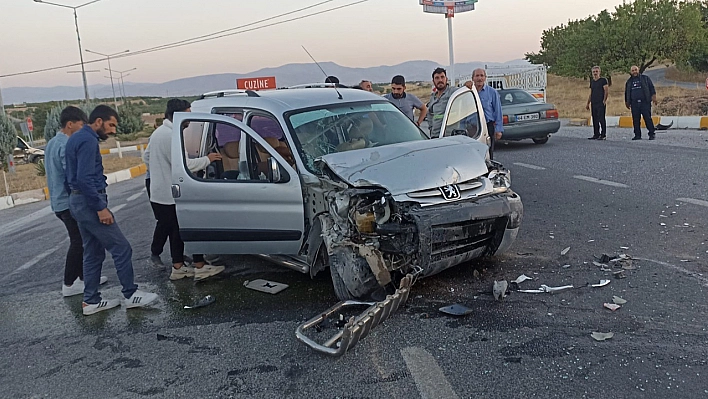 Hafif Ticari Araçla Otomobil Çarpıştı: 5 Yaralı