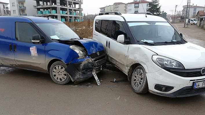 Hafif Ticari Araçlar Çarpıştı: 2 Yaralı