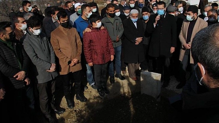 Hafız Abdullah Nazırlı defnedildi, kabri ziyaretçi akınına uğradı