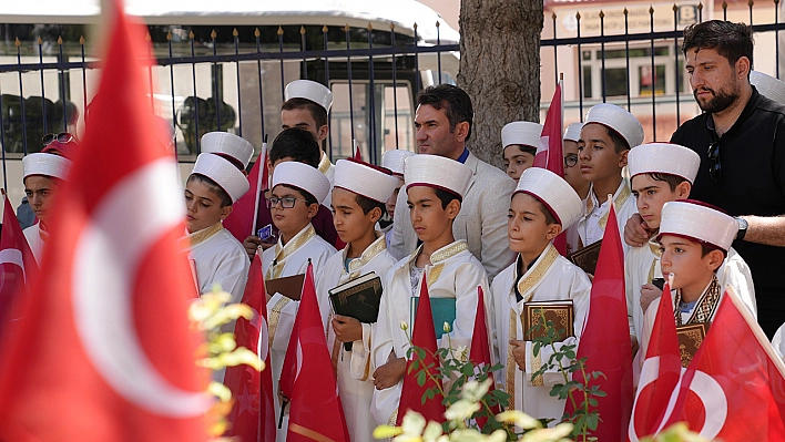 Hafız çocuklar, şehitlerin kabirleri başında Kur'an-ı Kerim okudu