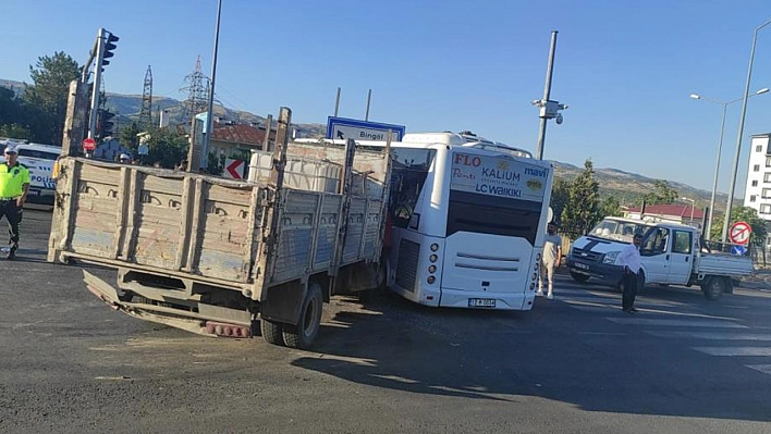 Halk Otobüsüyle Kamyon Çarpıştı! Çok Sayıda Yaralı Var