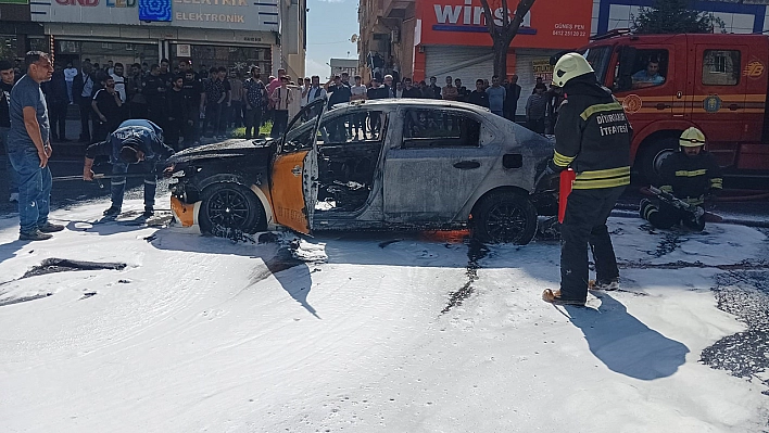 Hareket Halindeki Ticari Taksi Alev Alev Yandı