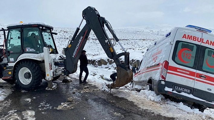 Hasta almaya giden ambulans kara saplandı