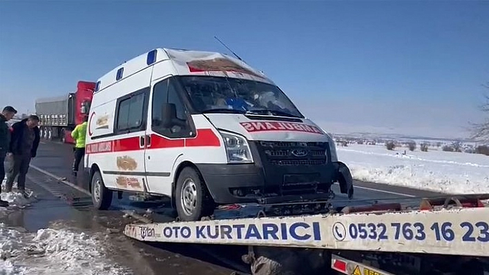 Hasta taşıyan ambulans kaygan yolda takla attı: 1 yaralı