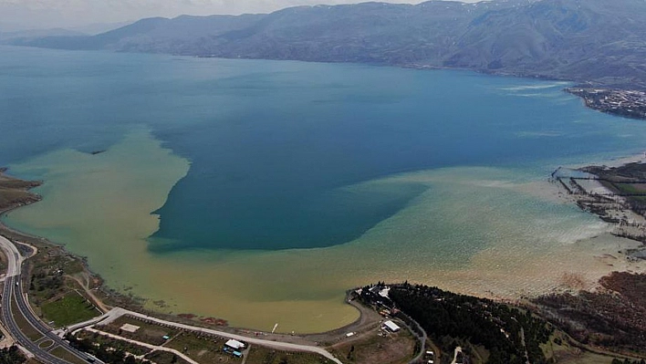 Hazar Gölü'nün Kıyısı Renk Değiştirdi