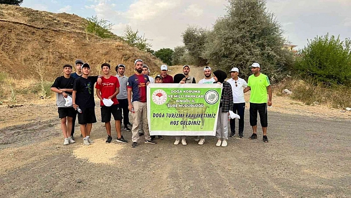 Hem doğayı gezdiler hem de çevre temizliği yaptılar