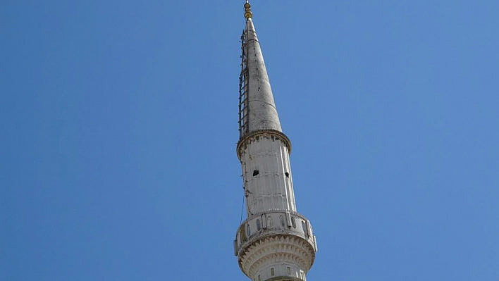 Her Gece Minareye Tırmanan Genç, Mahalleliyi Canından Bezdirdi!