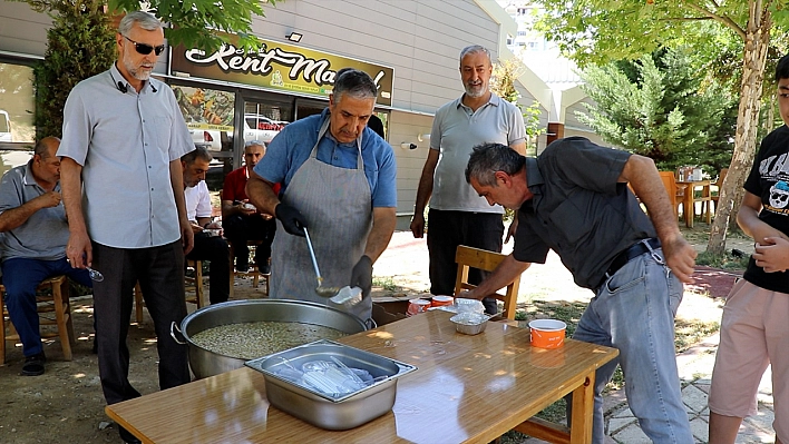 Hilalkent esnafından aşure ikramı