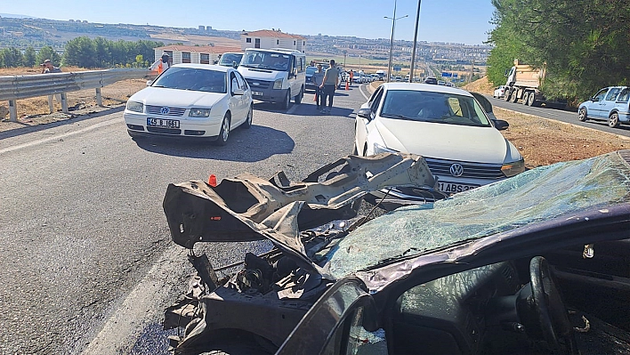 Hurdaya dönen araçtan sağ kurtuldular