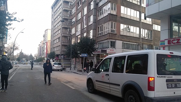 Hürriyet Caddesi'nde Bir Bina Beşik Gibi Sallanıyor