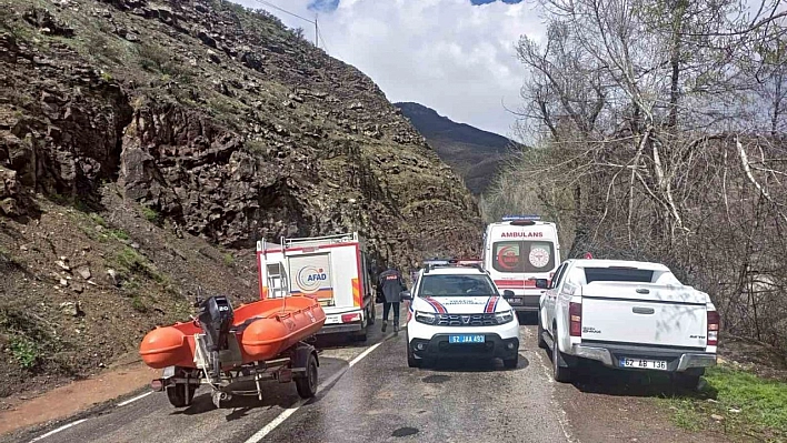 İçerisinde 3 kişinin bulunduğu araç Munzur Nehri'ne uçtu, arama çalışmaları sürüyor