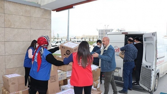 İdlib'teki çadır kentlerde yaşayanlara kıyafet yardımı