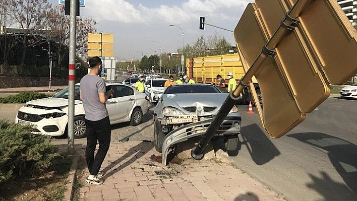 İki araç çarpıştı, biri tabelayı devirdi: 2 yaralı