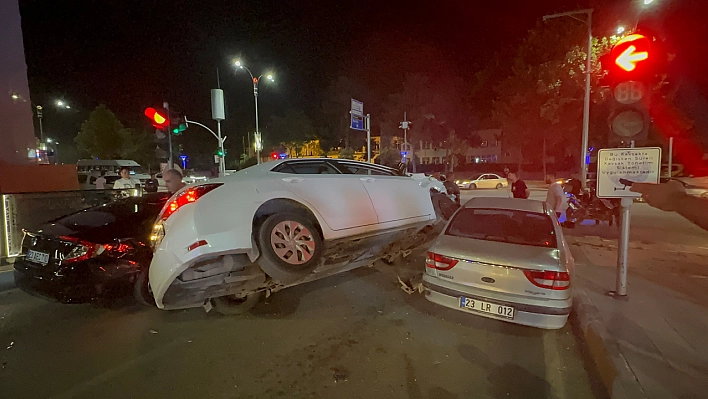 İki aracın arasına sıkışan otomobil diğer aracına üzerine çıktı: 2 yaralı