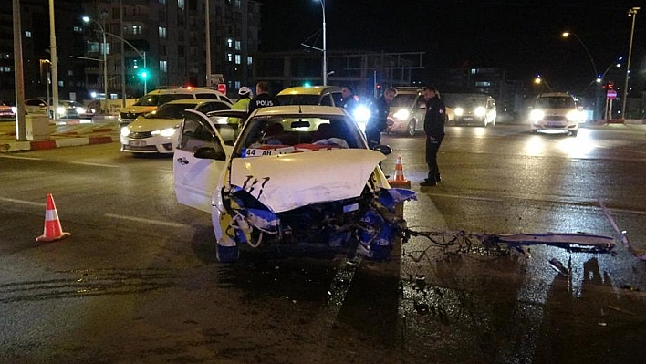 İki aracın çarpıştığı kazada ortalık savaş alanına döndü