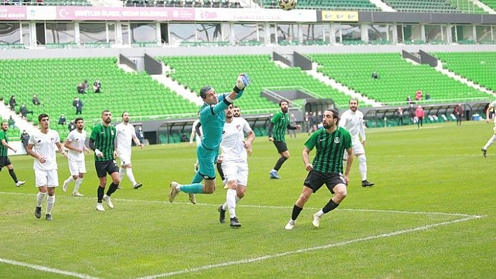 İki futbolcunun sözleşmesi uzatıldı