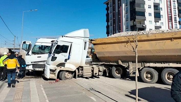 İki Kamyon Kafa Kafaya Çarpıştı