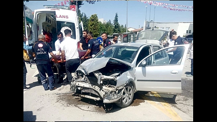 İki otomobil çarpıştı: 4 kişi yaralandı