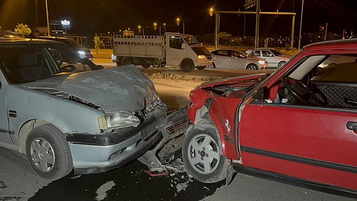 İki otomobil kafa kafaya çarpıştı: 1'i bebek 5 yaralı