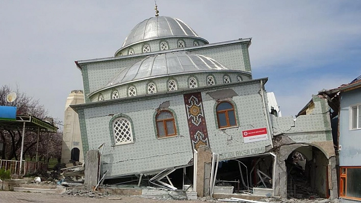 İlk Depremde Minaresi İkincisinde Kendisi Yıkılan Cami, Yan Yattı