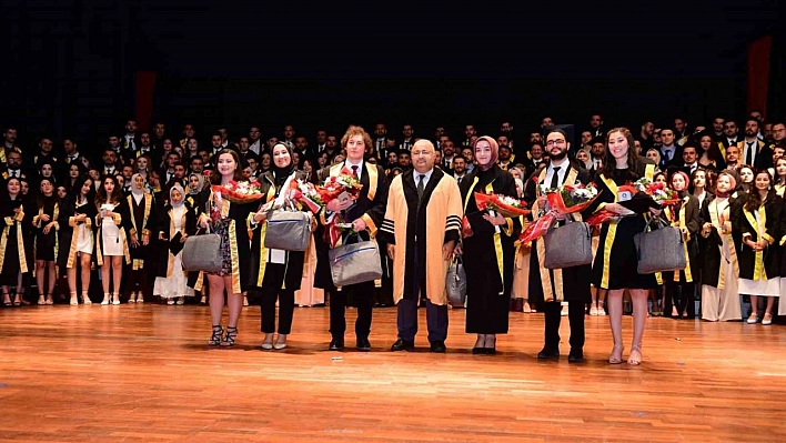 İnönü Üniversitesi Tıp Fakültesi'nde mezuniyet coşkusu