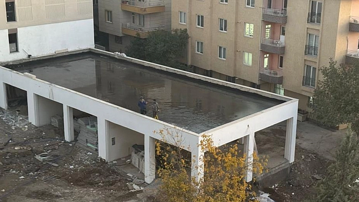 İnşaat alanını su bastı, tahliye için duvar delindi