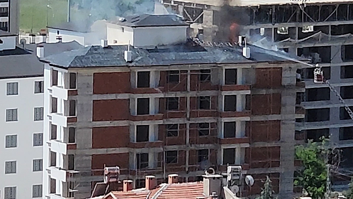 İnşaatın çatısında çıkan yangın, Elazığ itfaiyesinin müdahalesiyle söndürüldü