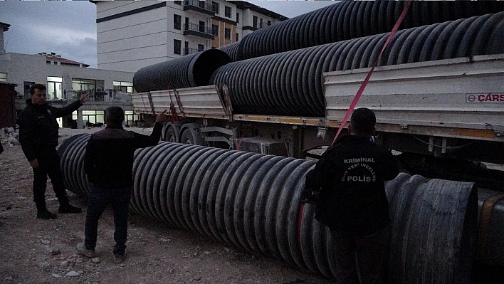 İnşaatta üzerine 750 kilo plastik boru düşen sürücü ağır yaralandı