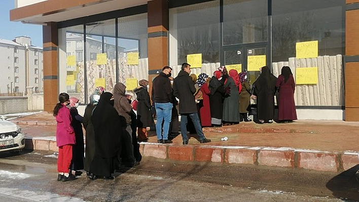 İş Yeri Halılarda İndirme Gitti Vatandaşlar Eksi 4 Derecede Mağazaya Akın Etti