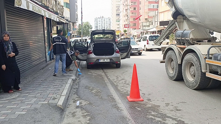 İş Yerine Düzenlenen Silahlı Saldırıda Otomobiliyle Seyreden Kadın Sürücü Vuruldu